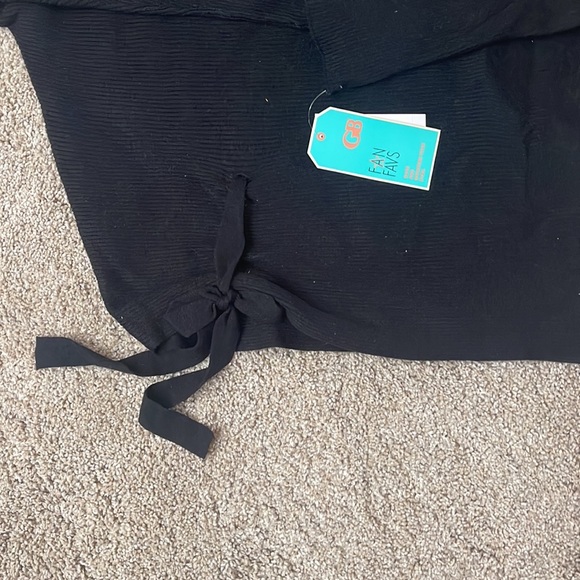 BRAND NEW Sweater - Picture 2 of 4